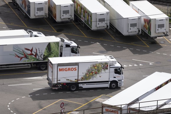 Migros Lastwagenparkplatz neben dem Migros Lagerhaus und der Duttweiler Bruecke, fotografiert am Mittwoch, 10. September 2025 in Zuerich. (KEYSTONE/Gaetan Bally)