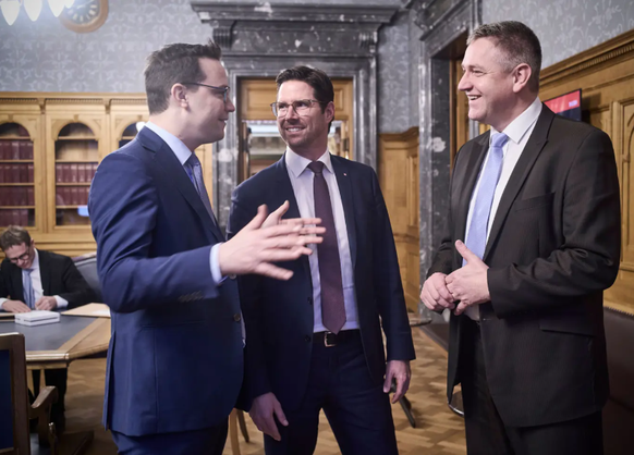 FDP-Nationalrat Alex Farinelli (links) diskutiert gestenreich mit SVP-Nationalrat Lars Guggisberg (SVP, Mitte) und Mitte-Nationalrat Pius Kaufmann.