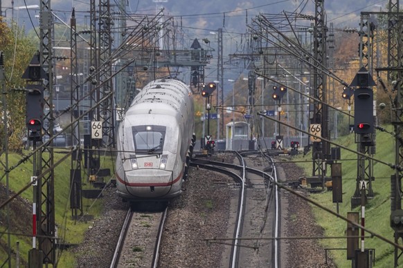 Infrastruktur der Bahn. ICE mit Signalen, Lichtzeichen, Strommasten, Oberleitungen. // 08.10.2022: Deutschland, Baden-W¸rttemberg, Amstetten. *** Railroad infrastructure ICE with signals, light signal ...