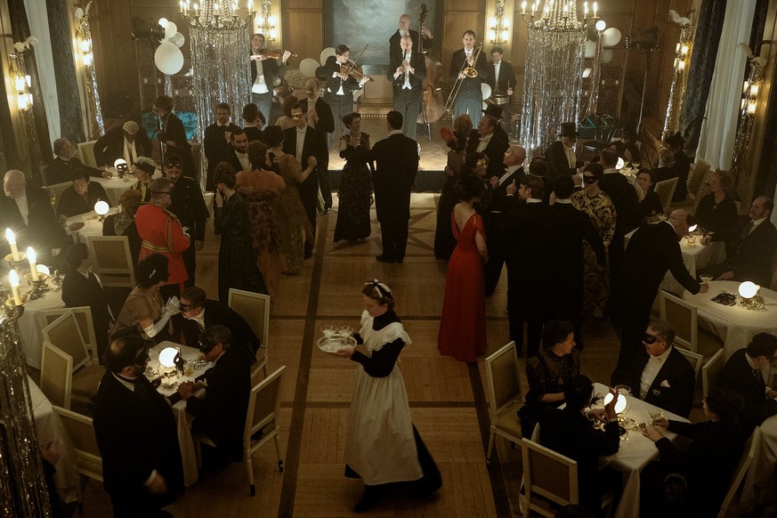 Davos 1917
Folge 2

Das Curhaus «Cronwald» in Feststimmung: Olga Belovas Neujahrsball ist in vollem Gang.

Produktion: Contrast Film, Letterbox Filmproduktion In Ko-Produktion mit: SRF Schweizer Radio ...