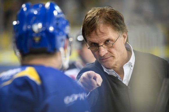 Davos Cheftrainer Arno Del Curto, beim sechsten Playoff-Viertelfinalspiel der National League zwischen dem HC Davos und EHC Biel, am Donnerstag, 22. Maerz 2018, in der Vaillant Arena in Davos. (KEYSTO ...