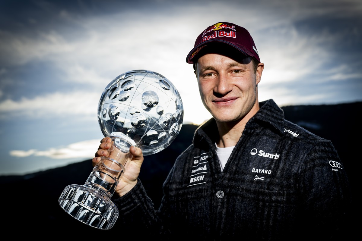 Marco Odermatt of Switzerland poses with the men's overall crystal globe trophy at the Lillehammer FIS Alpine Ski World Cup Finals, in Hafjell, Norway, Wednesday, March 25, 2026. (KEYSTONE/Jean-C ...