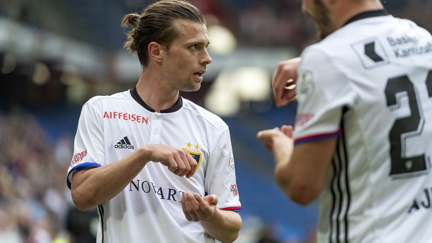 Basels Valentin Stocker, links, und Albian Ajeti, rechts, bei ihrem Torjubel nach dem 5:1 im Fussball Meisterschaftsspiel der Super League zwischen dem FC Basel 1893 und dem FC Thun im Stadion St. Jak ...