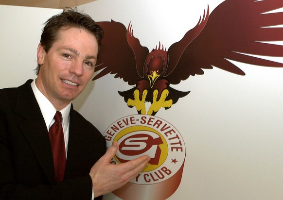 Chris McSorley nouveau coach de la premiere equipe pour la saison prochaine du Geneve Servette HC, pose avec le logo, lors d'un conference de presse du Geneve Servette hockey club sur la vision et les perspectives du club, ce vendredi 6 Avril 2001 a Geneve. (KEYSTONE/Martial Trezzini) ===ELECTRONIC IMAGE===