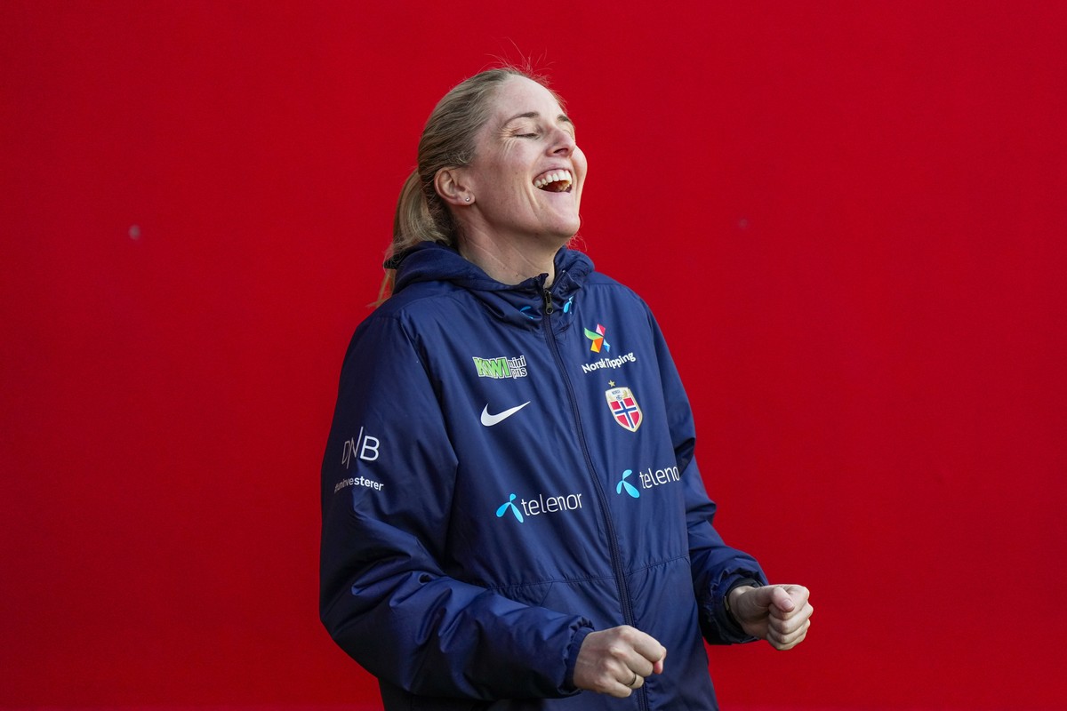 epa12004747 Norway's national team manager Gemma Grainger participates in a training session of the national team in Oslo, Norway, 02 April 2025. Norway face Iceland and France in upcoming UEFA W ...