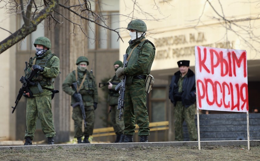 Prorussische Einheiten beziehen Stellung vor dem Parlament der Krim in Simferopol. Auf dem Plakat steht «Krim Russland».&nbsp;