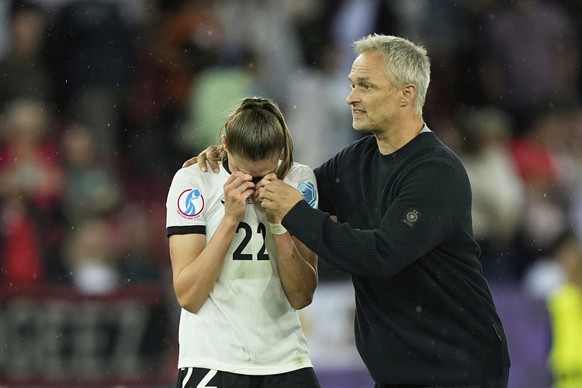 Germany head coach Christian Wueck, right, comforts Germany&#039;s Jule Brand during the Women&#039;s Euro 2025 semifinals soccer match between Germany and Spain at Stadion Letzigrund in Zurich, Switz ...