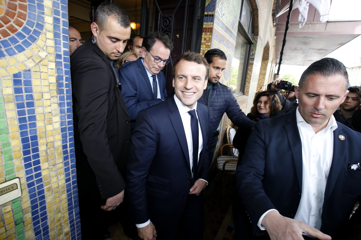 epa05944935 French presidential election candidate for the 'En Marche!' (Onwards!) political movement, Emmanuel Macron is greeted by supporters during an election campaign visit in Rodez, Fr ...