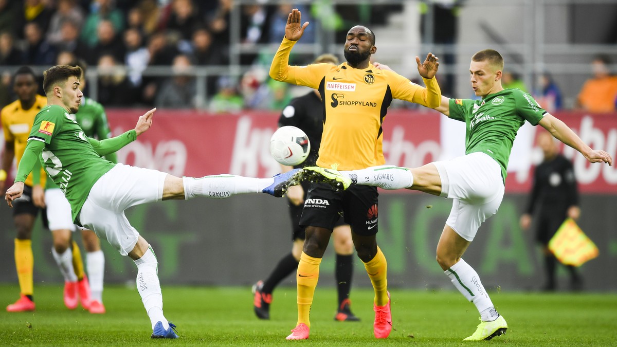 St.Gallens Betim Fazliji, links, und Miro Muheim, rechts, gegen YBs Nicolas Moumi Ngamaleu, Mitte, beim Fussball Super-League Spiel zwischen dem FC St. Gallen und dem BSC Young Boys Bern, am Sonntag,  ...