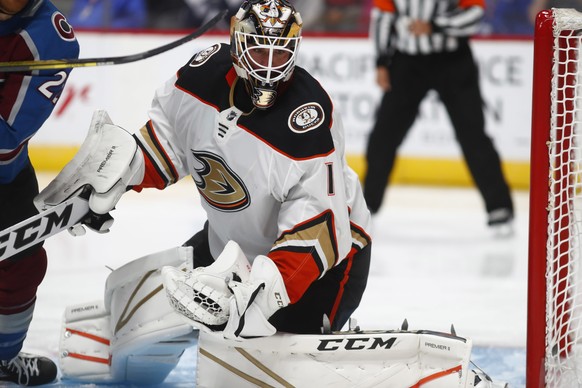 ARCHIV - ZUR EISHOCKEY WELTMEISTERSCHAFT 2018 IN DAENEMARK VOM 4. BIS ZUM 20. MAI STELLEN WIR IHNEN FOLGENDES BILDMATERIAL ZUR VERFUEGUNG - Anaheim Ducks goalie Reto Berra (1) in the third period of a ...