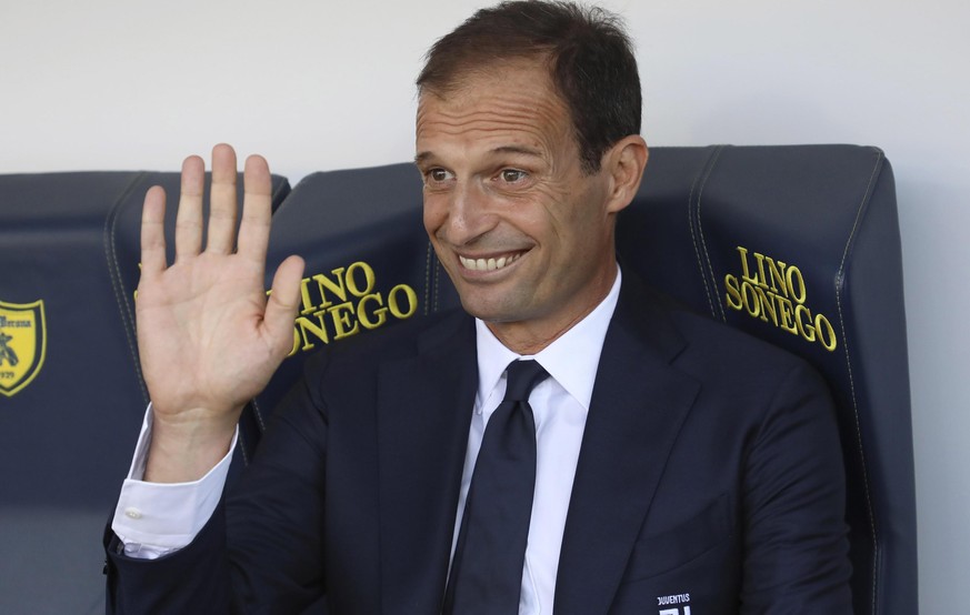 epa06956946 Juventus&#039; coach Massimiliano Allegri smiles sitting on the bench prior to the Italian Serie A soccer match AC Chievo Verona vs Juventus FC at the Bentegodi stadium in Verona, Italy, 1 ...