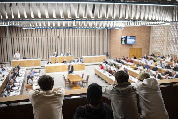 Besucher verfolgen eine Abstimmung im Kantonsrat, aufgenommen am Montag, 15. Mai 2023 in Zuerich. (KEYSTONE/Ennio Leanza)