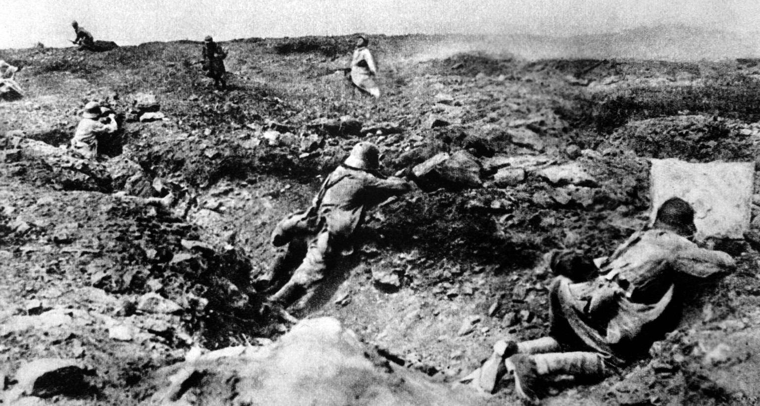 Massenhaftes Sterben im Grabenkrieg: Französischer Angriff auf deutsche Stellungen in der Champagne, 1917.