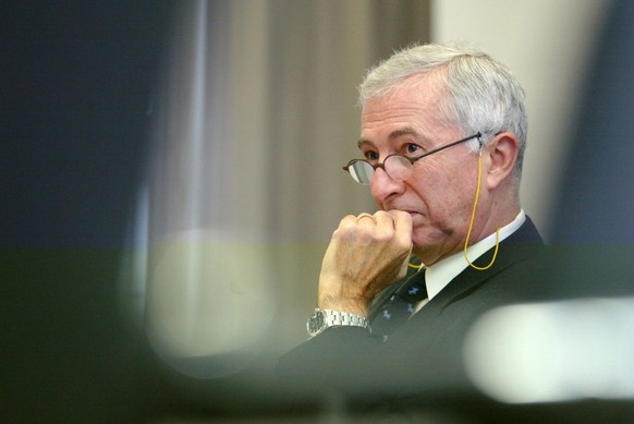 Niklaus Blattner, Vizepraesident des Direktoriums der Schweizerischen Nationalbank, aeussert sich an einer Medienkonferenz zum Projekt neue Banknoten, am Mittwoch, 2. Februar 2004 in Bern. Die Nationa ...