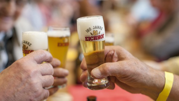 ZU DEN ZAHLEN ZUM BIERKONSUM IM BRAUJAHR 2014/15 STELLEN AM MONTAG, 16. NOVEMBER 2015, FOLGENDES ARCHVBILD ZUR VERFUEGUNG - Der Tag des Schweizer Bieres wird gefeiert in der Brauerei Eichhof in Luzern ...