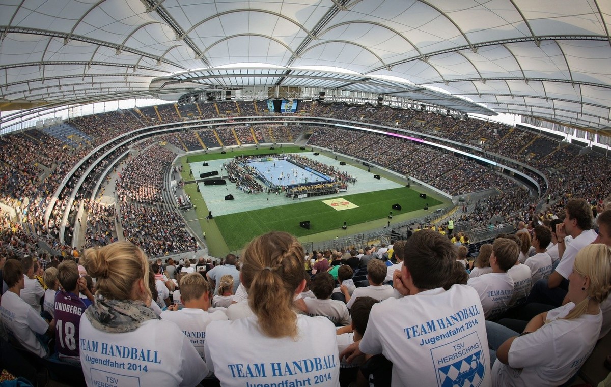 epa04388091 The teams Rhein-Neckar Loewen and HSV Hamburg during the handball Bundesliga match on the 'Tag des Handballs' (lit. 'day of handball') at the Commerzbank Arena in Frank ...
