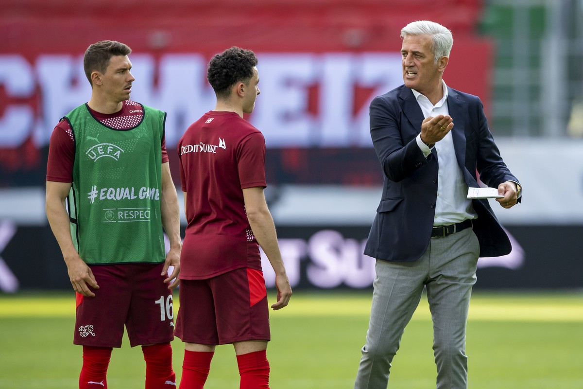Switzerland's head coach Vladimir Petkovic, right, speaks with Switzerland's Christian Fassnacht and Switzerland's Ruben Vargas during a friendly soccer match between Switzerland and Li ...