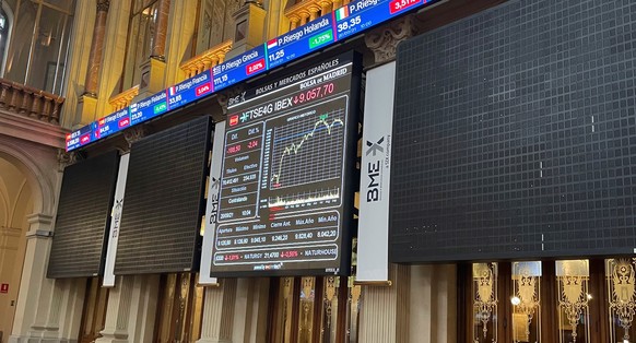 epa09477491 Several screens with the Ibex 35, the main index of the Spanish Stock Exchange in Madrid, Spain, 20 September 2021. The Spanish stock market maintains losses of 1.30 percent early in the d ...