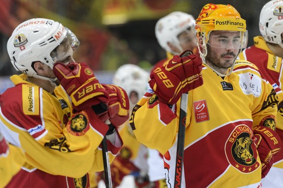 Le top scorer du SCL Pascal Pelletier, droite, et le joueur du SCL Tigers Simon Sterchi, gauche, montrent leur deception a la fin du 4eme match de la serie de la finale de promotion relegation de Nati ...