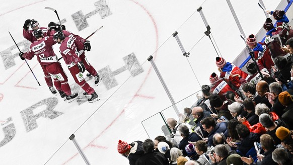 epa10382752 Sparta Prag celebrates after Jan Buchtele scored the 3-3 during the match between Czech Republic&#039;s HC Sparta Praha and Sweden&#039;s Oerebro HK at the 94th Spengler Cup ice hockey tou ...