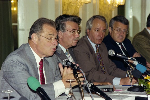 Die Bundesraete Jean-Pascal Delamuraz, Rene Felber, der Vizekanzler Achille Casanova und Arnold Koller, v.l.n.r., an einer Pressekonferenz des Bundesrats zur Europaeischen Gemeinschaft (EG) und zum EW ...