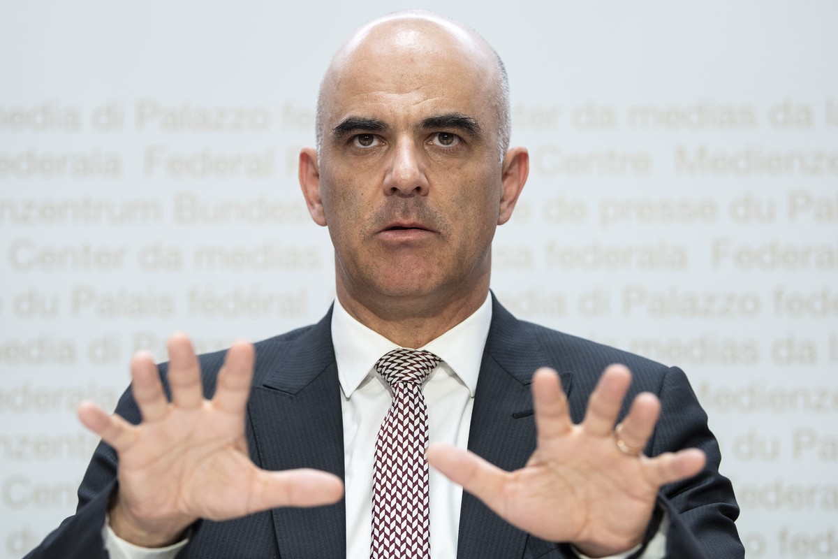 Bundesrat Alain Berset spricht an einer Medienkonferenz ueber die Stabilisierung der AHV (AHV21), am Mittwoch, 3. Juli 2019, in Bern. (KEYSTONE/Peter Schneider)
