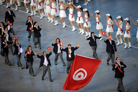 Bildnummer: 04185205 Datum: 08.08.2008 Copyright: imago/Xinhua
Fahnenträger Anis Chadly (Tunesien) mit Nationalflagge beim Einmarsch der tunesischen Delegation während der Eröffnung der olympischen S ...