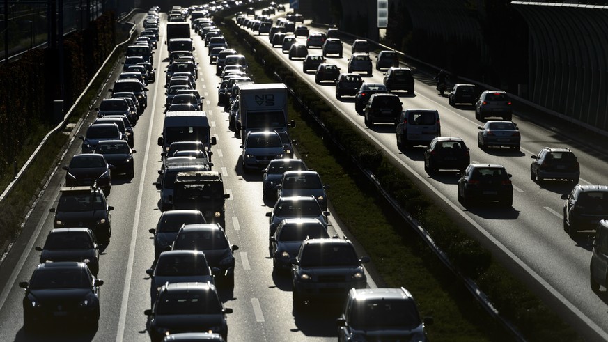 Des voitures circulent sur trois pistes dont la bande d&#039;arret d&#039;urgence, BAU, sur l&#039; autoroute Geneve - Lausanne, A1, au niveau de la sortie Morges-Est sous les panneaux prevus a cet ef ...