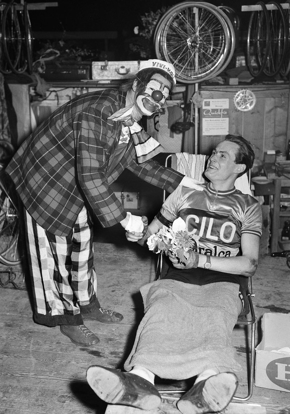 Ein Veloclown unterhaelt den Radrennfahrer Carlo Clerici waehrend des ersten Sechstage-Rennens im Hallenstadion in Zuerich 1954. (KEYSTONE/PHOTOPRESS-ARCHIV/Str) === , ===