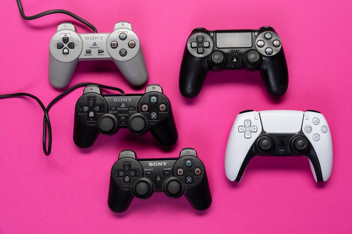Verschiedene Generationen Gamecontroller der Playstation Spielekonsole, von Model 1-5.