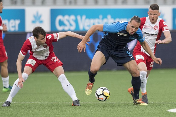 Thuns Sandro Lauper, links, und Thuns Stefan Glarner, rechts, im Duell mit Zuerichs Michael Frey im Fussball Meisterschaftsspiel der Super League zwischen dem FC Thun und dem FC Zuerich, am Mittwoch,  ...