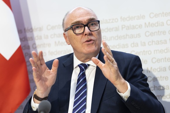 Bundesrat Martin Pfister spricht waehrend einer Medienkonferenz zur Einfuehrung eines obligatorischen Orientierungstags ueber den Militaer- und Schutzdienst fuer Schweizerinnen, am Mittwoch, 12. Novem ...