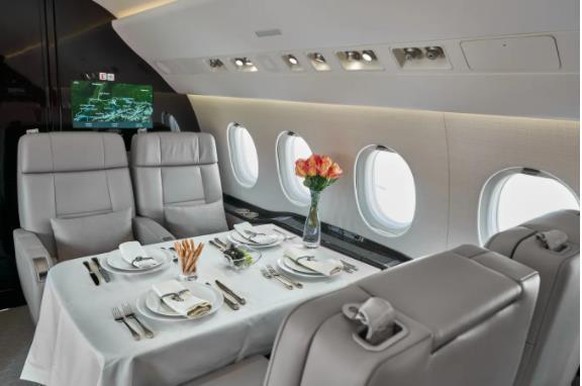 Mehr als nur «Chicken or Pasta»: ein extravaganter Flug an Bord von CAT Aviation.