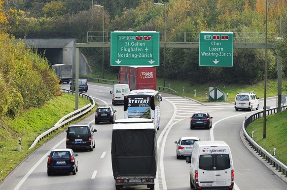 Zufahrt zum Gubrist Tunnel, links, bei Weiningen (ZH) am Dienstag, 28. Oktober 2014. Er ist das Nadeloehr im Schweizer Strassenverkehr: Der Gubristtunnel. Ein Einsprecher verhindert den Ausbau. Nun wi ...