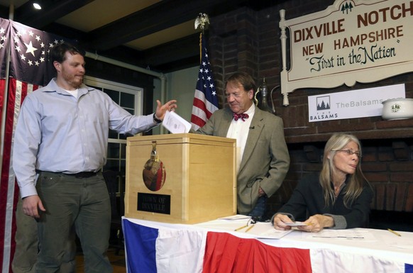 epa05621795 Clay Smith is the first voter to cast the ballot in the US presidential election, in the small village of Dixville Notch, New Hampshire, USA, 08 November 2016, shortly after midnight. Demo ...