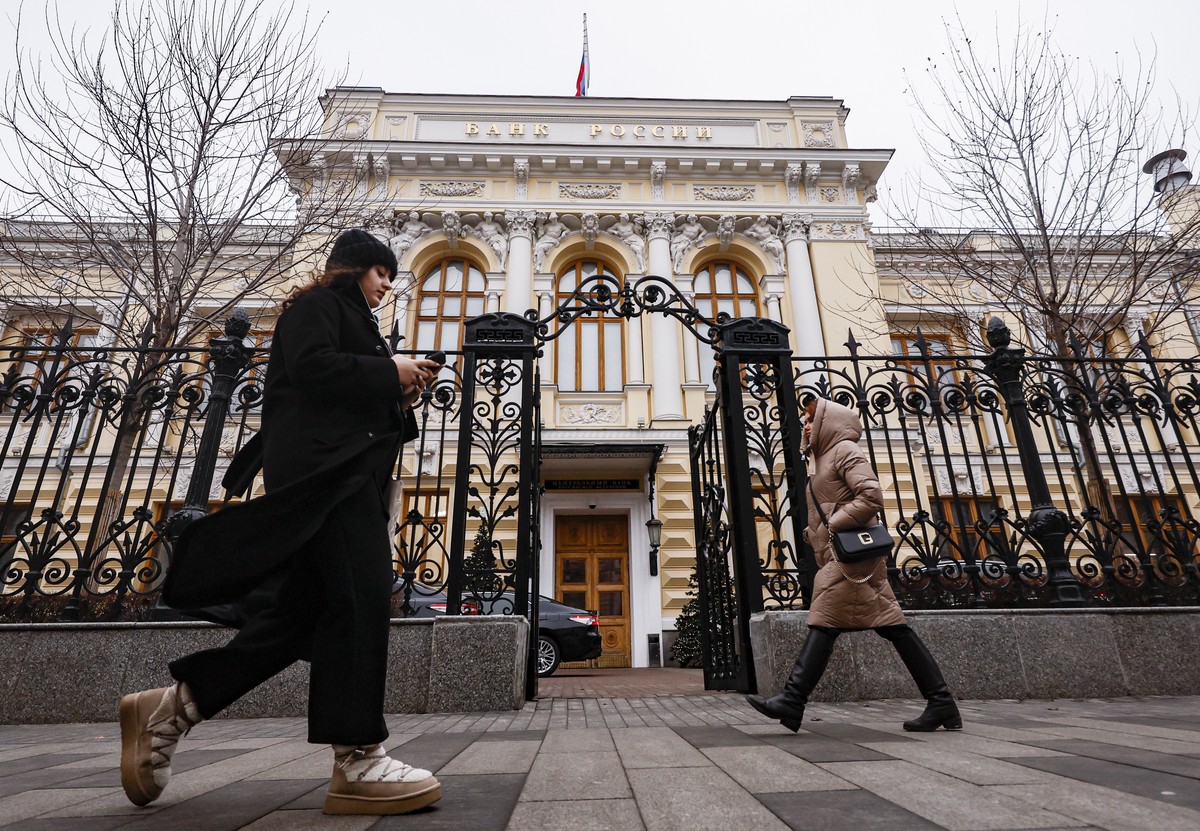 epa12602664 People walk in front of the Bank of Russia (Central Bank of the Russian Federation) headquarters in Moscow, Russia, 19 December 2025. The Board of Directors of the Bank of Russia decided o ...