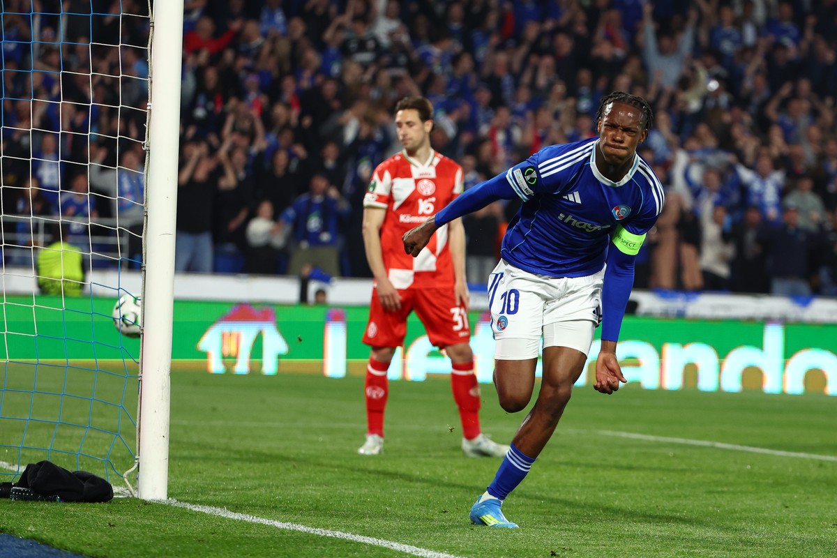 Strasbourg's Emanuel Emegha celebrates after scoring his side's fourth goal during the Conference League second-leg quarterfinal soccer match between Strasbourg and FSV Mainz 05, in Strasbou ...