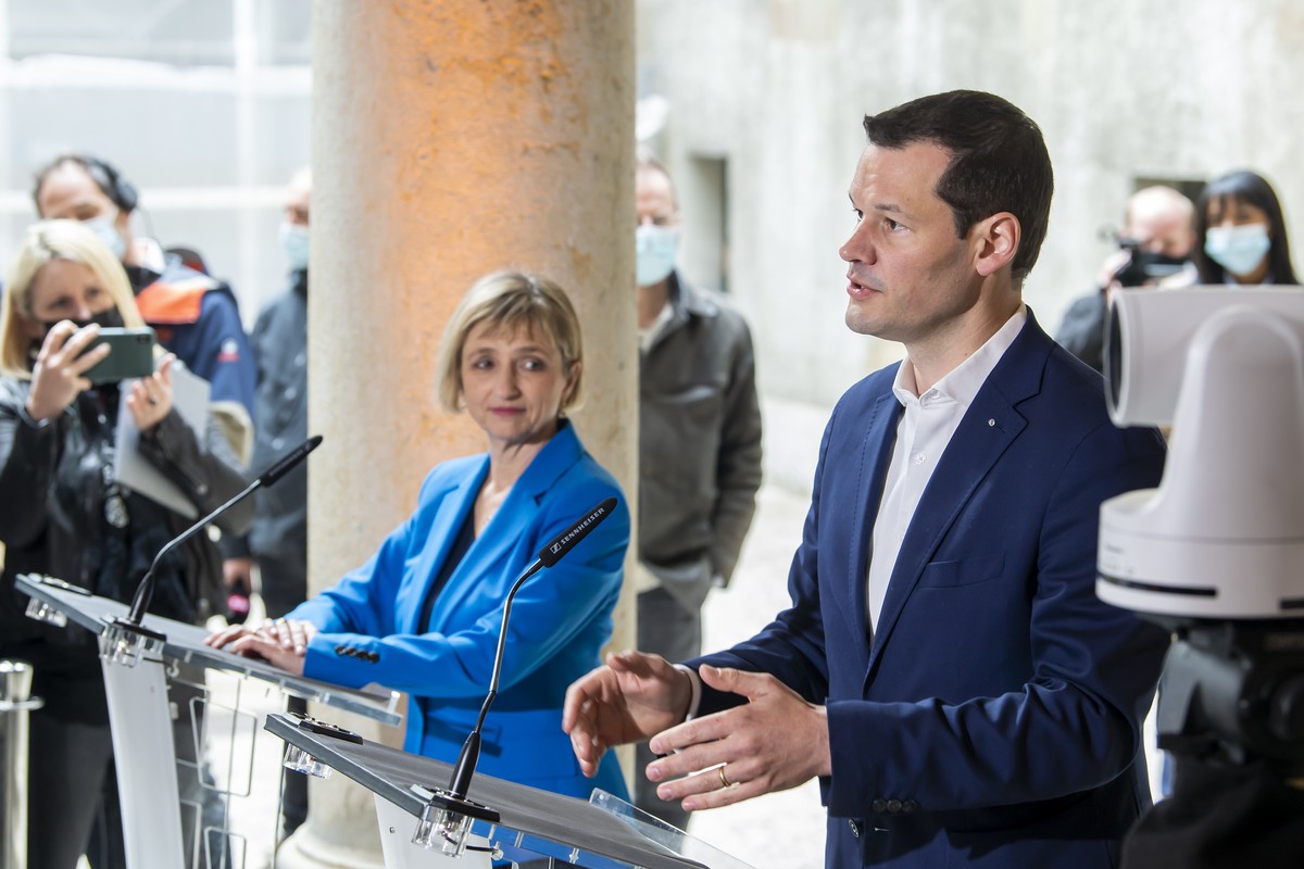 La candidate Fabienne Fischer, gauche, (Les Verts) et le candidat Pierre Maudet, droite, (Libertes et Justice Sociale) s'exprime a l'occasion des resultats au premier tour de l'election ...