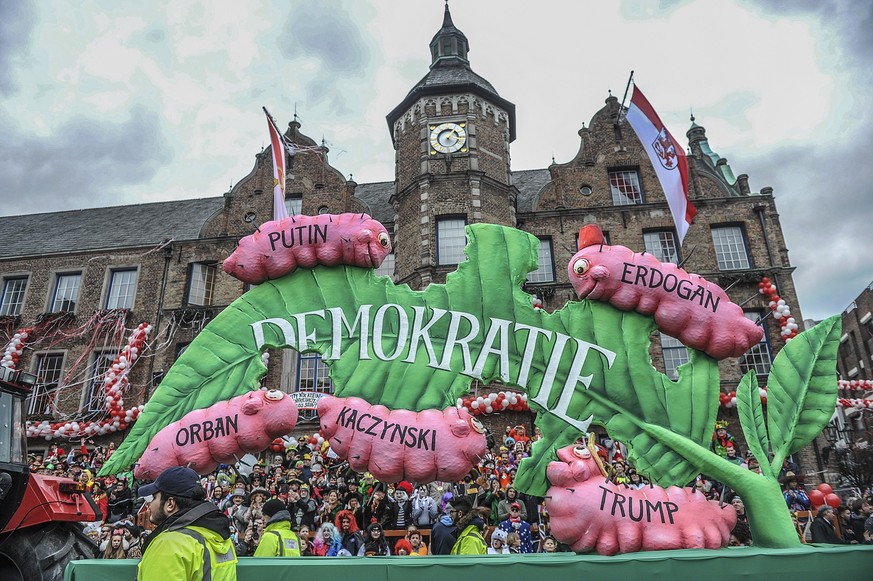 Rosenmotagszug in D�sseldorf *** NUR F�R REDAKTIONELLE ZWECKE *** EDITORIAL USE ONLY ***Karnevalswagen des D�sseldorfer K�nstlers Jaques Tilly fahren am Rosenmontag,27.02.2017, am D�sseldorfer Rathaus ...