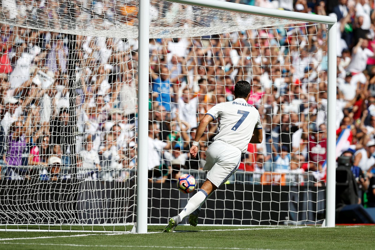 Football Soccer - Spanish Liga Santander - Real Madrid v Osasuna- Santiago Bernabeu, Madrid, Spain 10/09/16. Real Madrid's Cristiano Ronaldo celebrates his first goal during the match. REUTERS/Ju ...