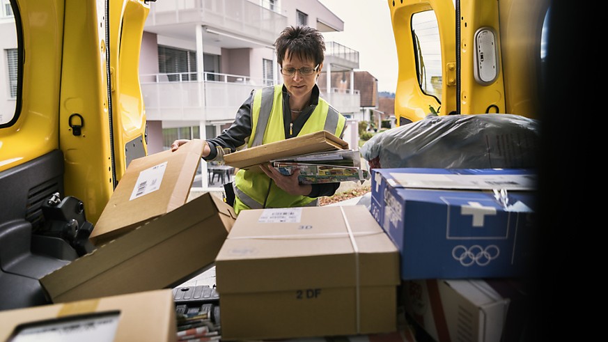 Die Mehrzahl der rund 1800 Paketboten der Schweizerischen Post erhält dank einer Optimierung des neuen Arbeitszeitsystems &quot;mytime&quot; rückwirkend mehr Lohn. (Archivbild)