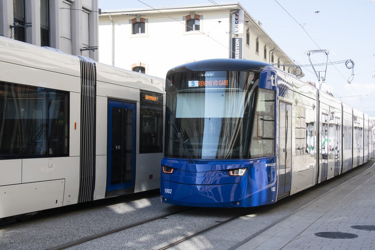 Deux rames du nouveau tramway des Transports publics lausannois (TL) font des essais de roulage dans le quartier du Flon avant la mise en exploitation de la ligne entre Lausanne-Flon et Renens-Gare ce ...