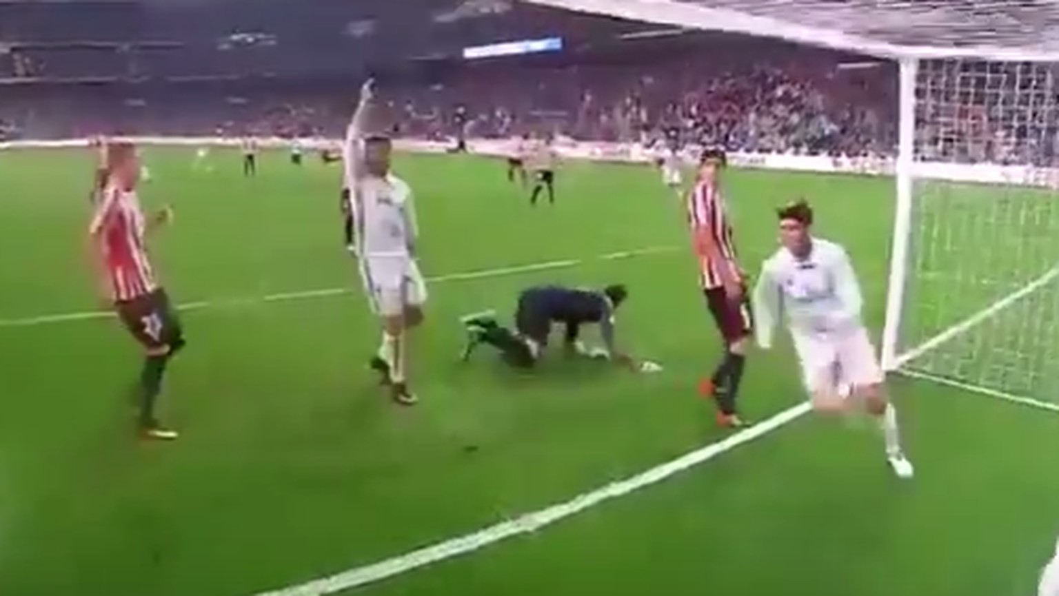 Die strittige Szene: Ronaldo hebt nach dem Tor von Morata den Arm und schaut zum Linienrichter.