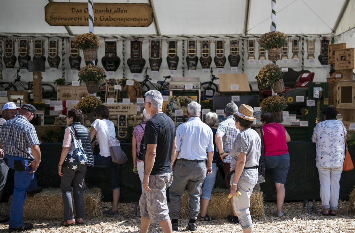 Besucher begutachten den Gabentempel vor dem Unspunnen Schwinget, am Freitag, 25. August 2017, in Interlaken. Das Schwingfest das alle sechs Jahre stattfindet geht am kommenden Sonntag ueber die Buehn ...