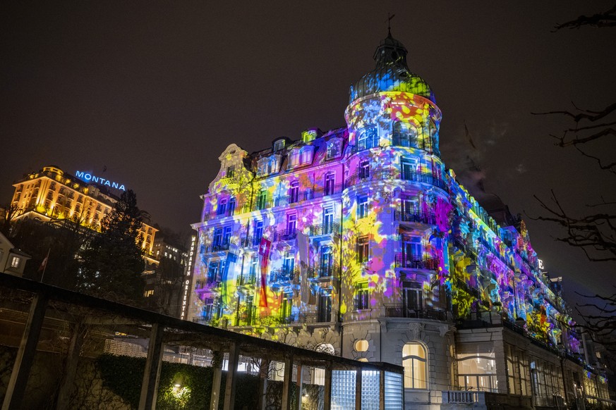 Die Lichtprojektion �Colored� des Kuenstlers Immersive Light Factory am Mandarin Oriental Hotel anlaesslich des Lilu Lichtfestival Luzern vom Donnerstag, 11. Januar 2024 in Luzern. Am Lichtfestival Lu ...