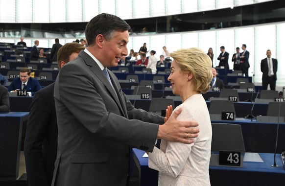 epa07719819 David McAllister (L), Member of Parliament from the EPP Group speaks with German Defense Minister Ursula von der Leyen (R) and nominated President of the European Commission before her sta ...