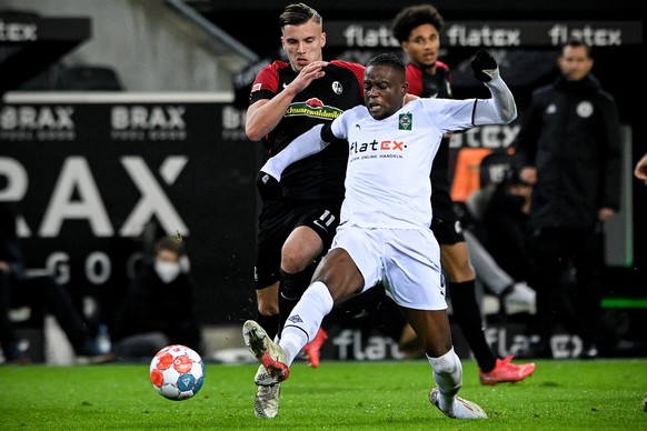 epa09624275 Freiburg&#039;s Ermedin Demirovic (L) in action against Moenchengladbach&#039;s Denis Zakaria (R) during the German Bundesliga soccer match between Borussia Moenchengladbach and SC Freibur ...