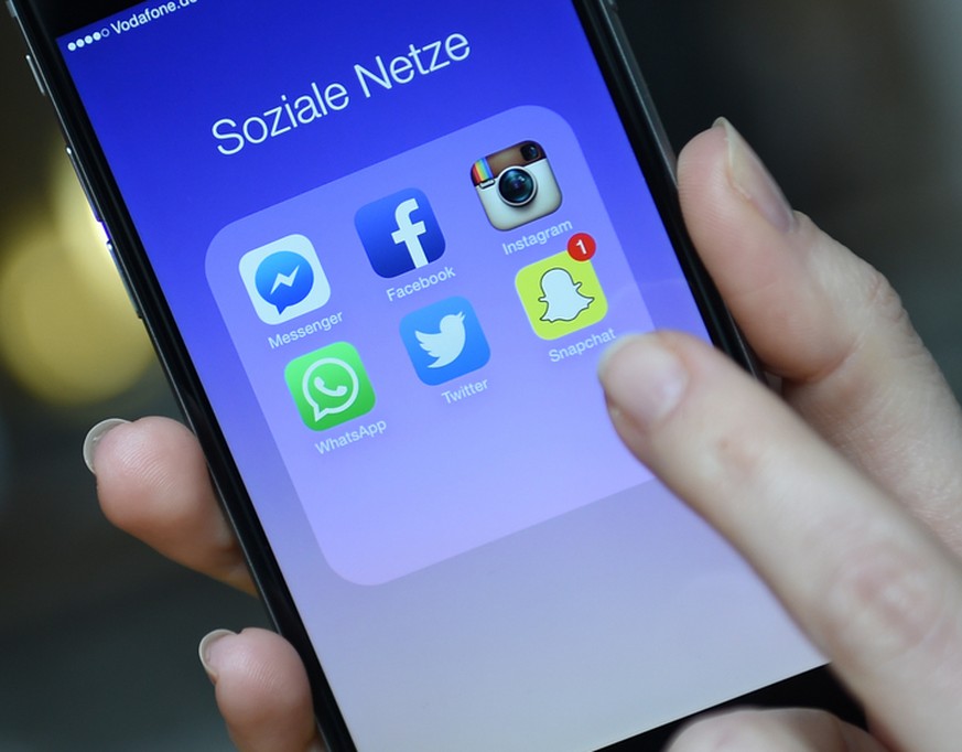 ACHTUNG: SPERRFRIST 26. JUNI 21:00 UHR. - ARCHIV - ILLUSTRATION - Auf einem iphone 6 sind am 20.03.2015 die Apps &quot;facebook&quot;, &quot;whats app&quot;, &quot;instagram&quot;, &quot;Twitter&quot; ...