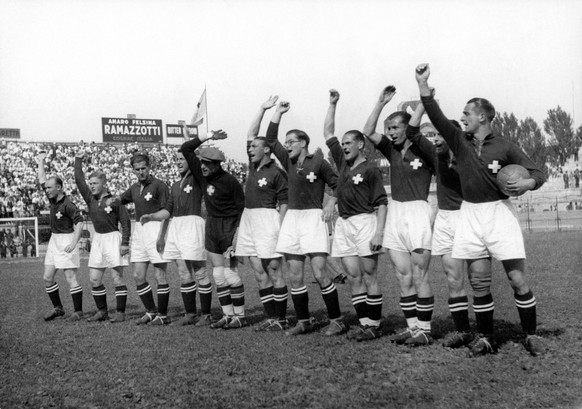Die Spieler der Schweizer Nationalmannschaft winken am 31. Mai 1934 vor Spielbeginn des Viertelfinalspiels gegen die Tschechoslowakei den Zuschauern zu. Die Schweiz verliert das Viertelfinalspiel der  ...