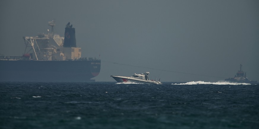 Die Küstenwache der Vereinigten Arabischen Emirate patrouilliert im Golf von Oman. 